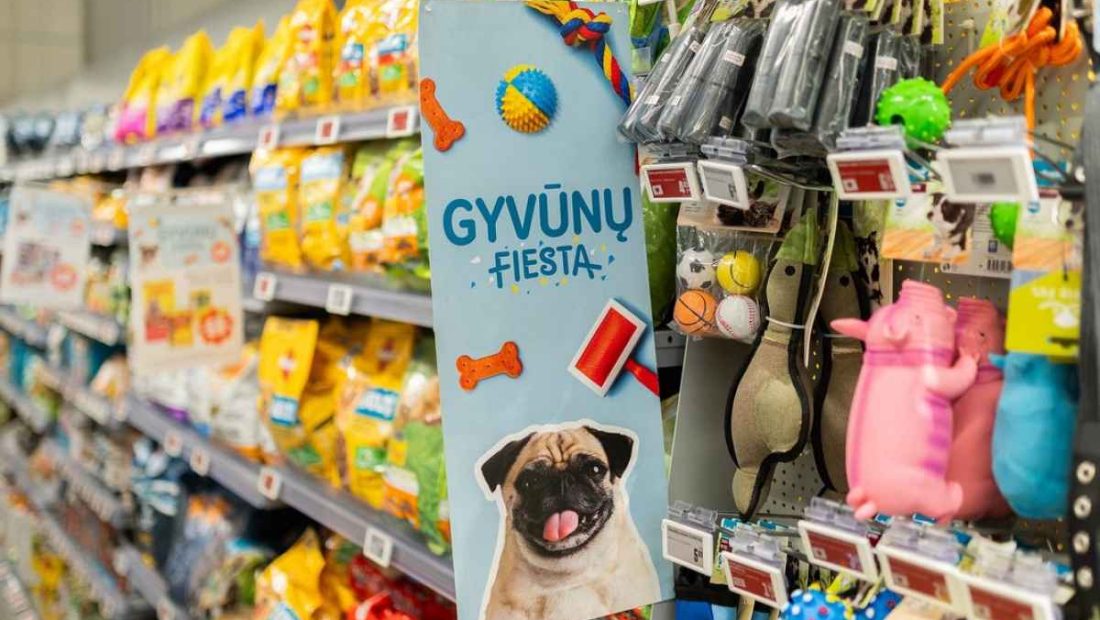 Prekių lentyna su įvairiais gyvūnų maisto pakeliais ir žaislais parduotuvėje.